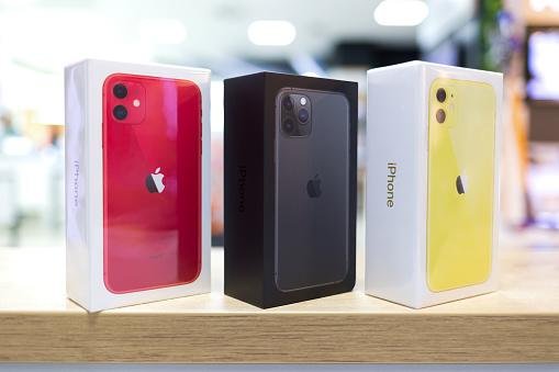 O iPhone 11 tem classificação IP68, que significa proteção contra poeira e resistência a mergulho de até 3 metros de profundidade.