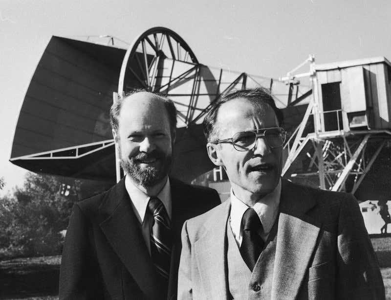 Robert Wilson e Arno Penzias em frente a antena que detectou a radiação cósmica de fundo.