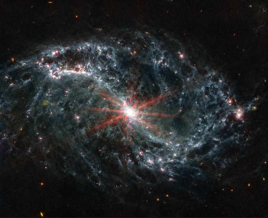 A NGC 7496 é um tipo de galáxia espiral barrada.