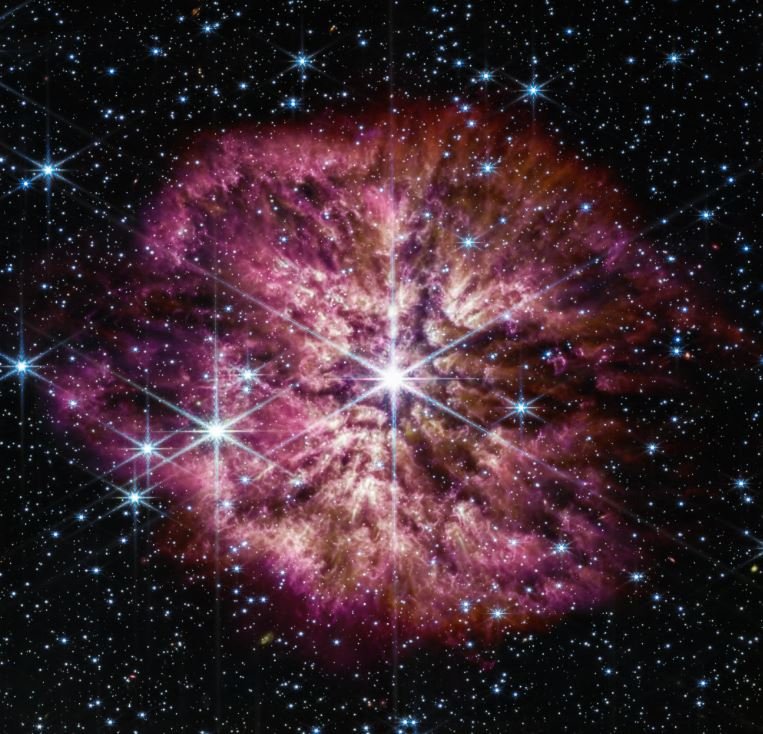Localizada na constelação de Sagitta, a WR 124 é descrita com uma das estrelas mais massivas e luminosas. 