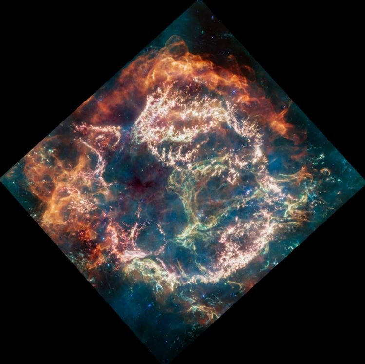 Cas A é uma supernova remanescente localizada constelação de Cassiopeia .