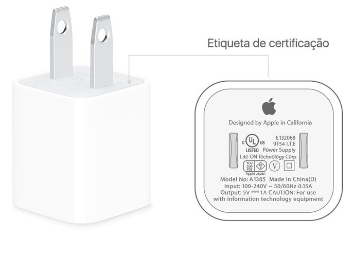 Além do acabamento refinado, o carregador de iPhone original traz informações em cinza.