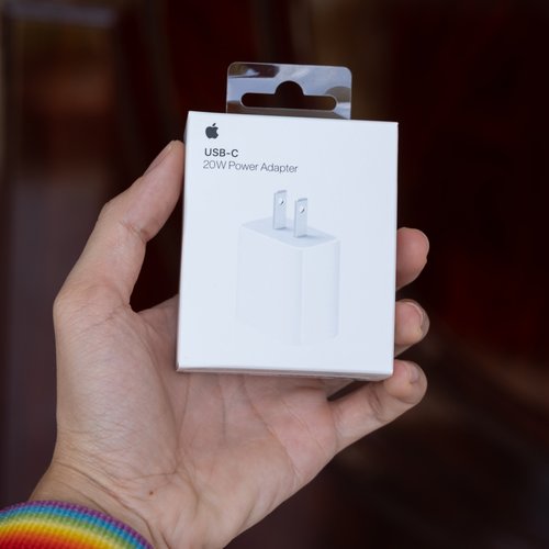 Cabos e adaptadores originais da Apple atendem aos padrões técnicos da marca.