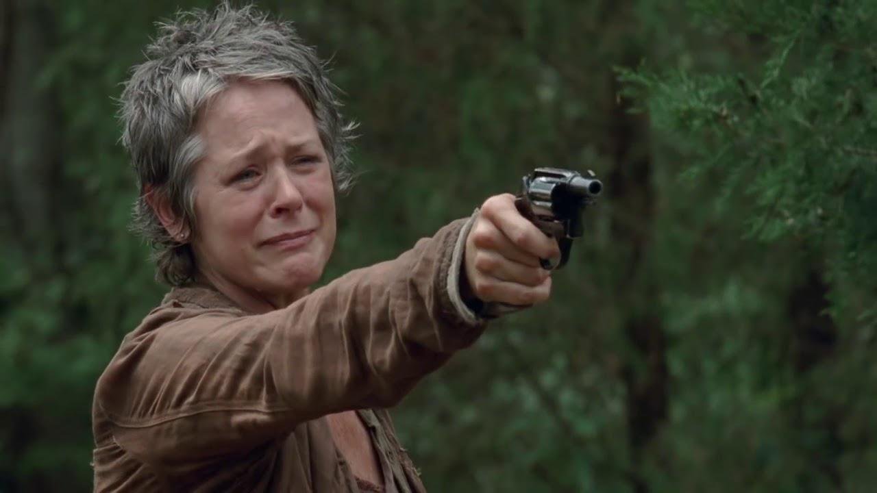 Momento em que Carol, com um tiro, coloca um fim na vida de Lizzie. (Fonte: AMC/Reprodução)