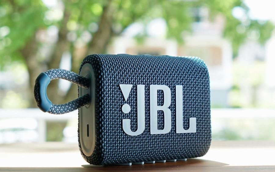 A JBL GO 3 é uma caixa de som portátil e à prova d'água, ótima para aventuras ao ar livre