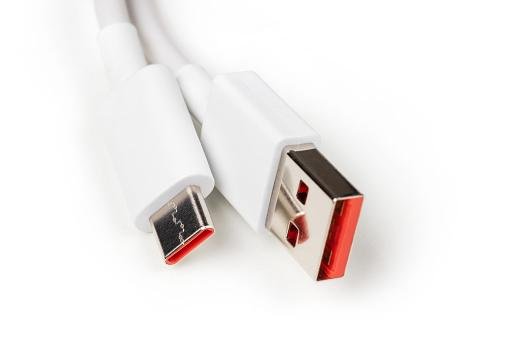 O USB-C (à esquerda) tem se tornado um modelo cada vez mais usado de carregador de celular. (Fonte: GettyImages/Reprodução)