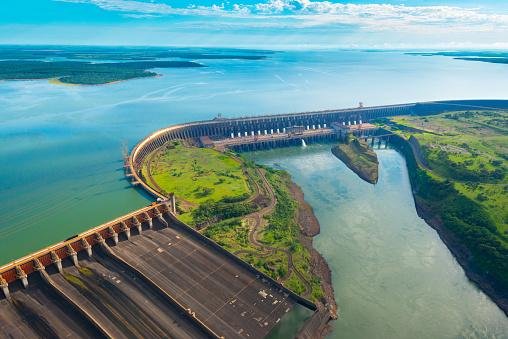 As hidrelétricas no Brasil correspondem a 90% da energia elétrica produzida no país.