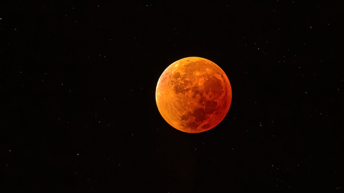 As imagens inéditas da noite da Super Lua Azul, o fenómeno que só volta em  2037 – Observador