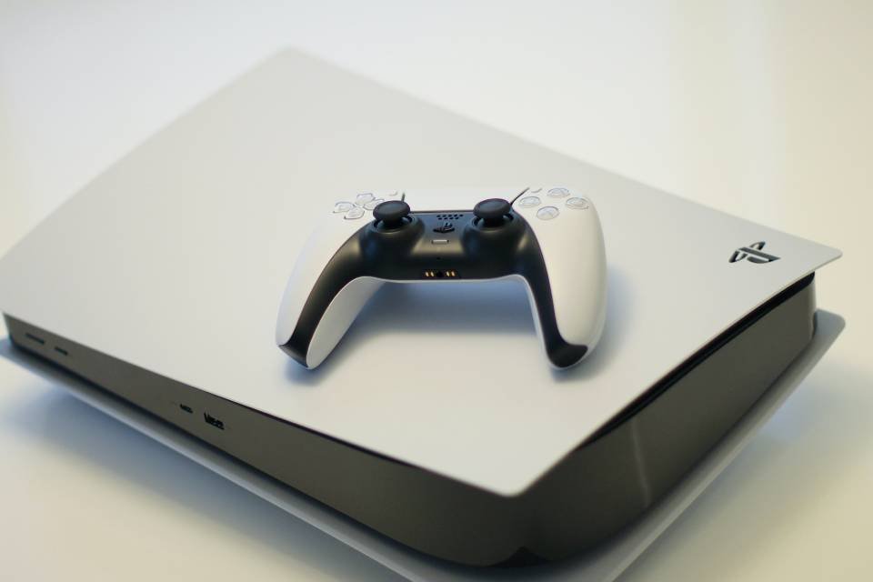 A nova PlayStation 5 Slim é mesmo muito mais pequena do que a original