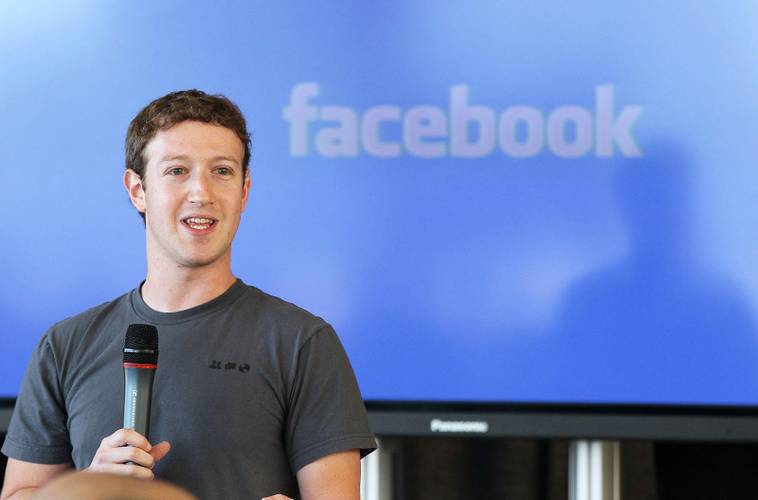A marca Facebook teve que ser apagada do filme, por exigência da empresa. 