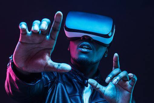Profissionais tech são aficionados por novas tecnologias e filmes de ficção científica.