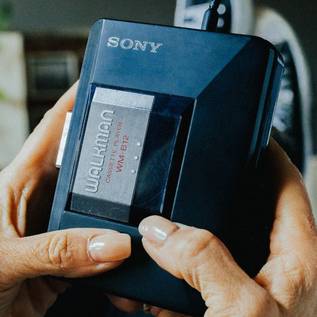 Imagem de Spotify dos anos 80: o que é Walkman e como o aparelho funcionava?