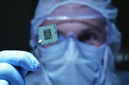Os chips são fundamentais para a produção de diversos produtos tecnológicos, desde geladeiras, computadores e smartphones.