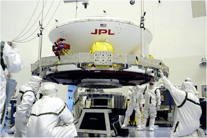 Todas as espaçonaves de Marte são montadas e testadas sob restrições de proteção planetária. A imagem mostra técnicos montando a espaçonave e preparando-a para o lançamento. Crédito: NASA/JPL.