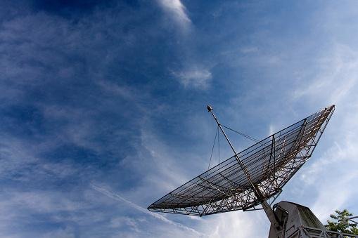 Os pesquisadores usaram os radiotelescópios LOFAR para observar 68 satélites Starlink.