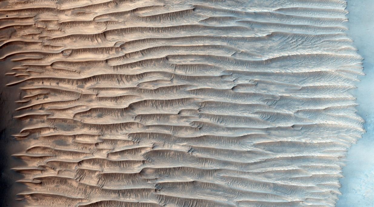A imagem acima mostra as dunas de areia do planeta vermelho; segundo o estudo, as mudanças de ângulo de rotação de Marte variaram entre 15 graus e 35 graus, causando as mudanças climáticas.