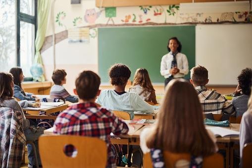 A doutrinação ideológica no sistema educacional do país é um tema que vem ganhando destaque nos últimos anos. dentro e fora das escolas e universidades. 