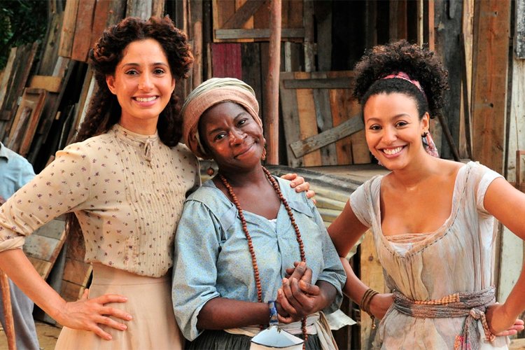 Camila Pitanga (Isabel), Zezeh Barbosa (Tia Jurema) e Sheron Menezes (Berenice) em Lado a Lado.