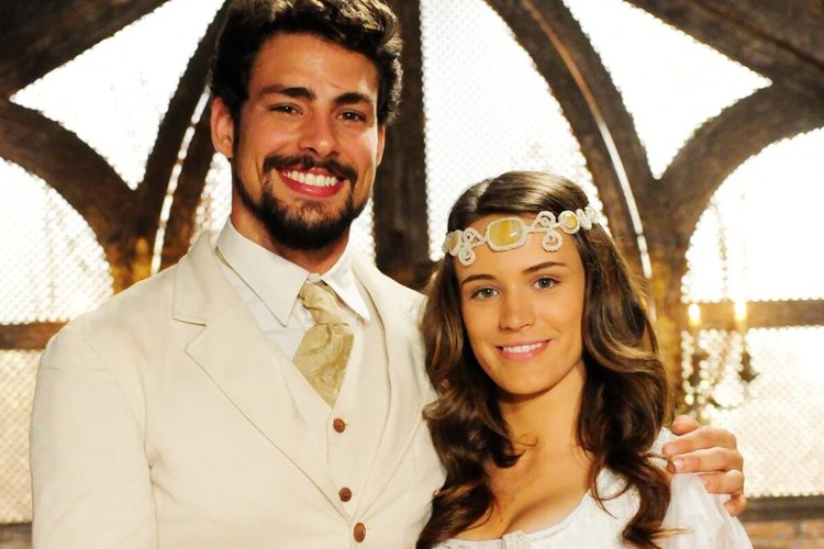 Cauã Reymond, como Jesuíno, e Bianca Bin, como Açucena, em Cordel Encantado.