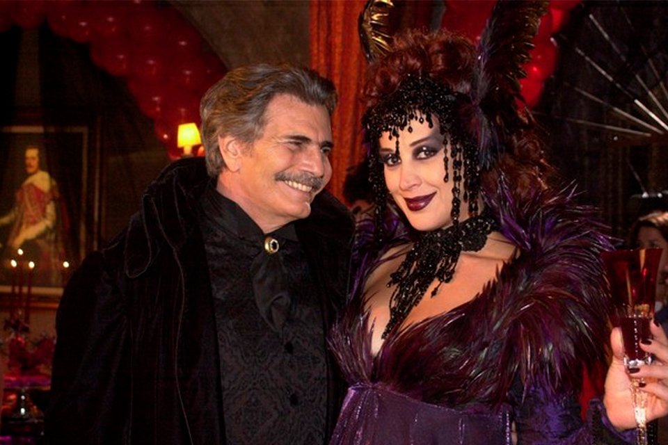 Tarcísio Meira, como Bóris, e Claudia Raia, como Mina, em O Beijo do Vampiro.