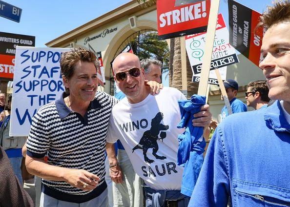 O ator Rob Lowe (9-1-1 Lone Star) se juntou aos protestos dos roteiristas em Nova York.