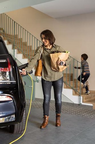 Usando um carregador adequado, é possível fazer a recarga do seu carro usando uma tomada comum