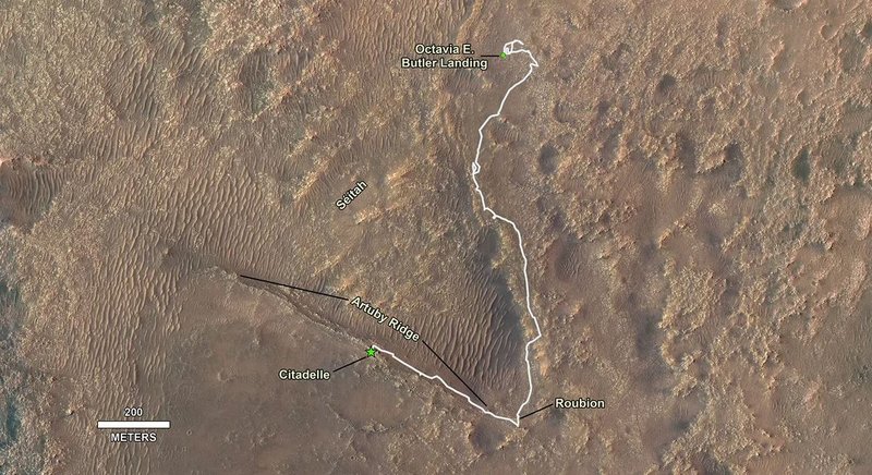 A imagem mostra o percurso que o rover fez na cratera Jezero; o Perseverance aterrissou em Marte no em fevereiro de 2021, após ser lançado em julho de 2020.