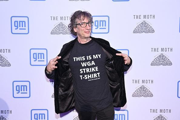 Neil Gaiman em Nova York vestindo os dizeres 