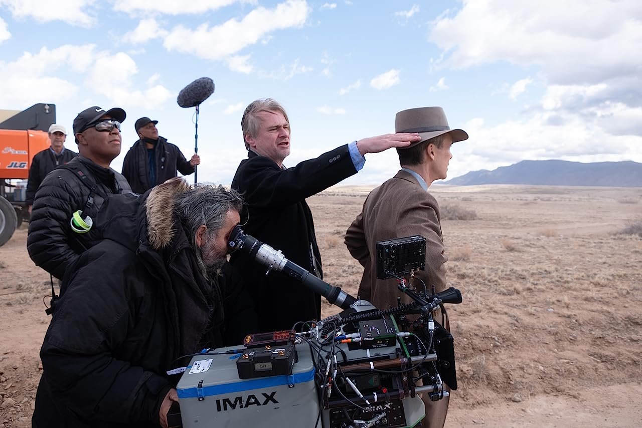 O diretor Christopher Nolan e o ator Cillian Murphy no set de Oppenheimer.