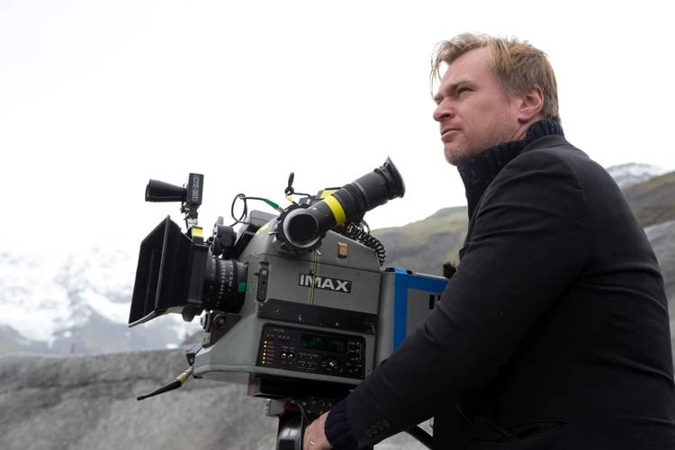 Christopher Nolan usa um celular antigo para evitar o acesso fácil a internet.
