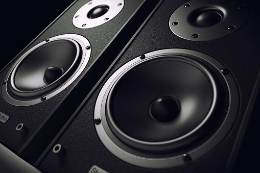 A Caixa de som amplificada é indicada para ter mais potência na hora de ouvir música.
