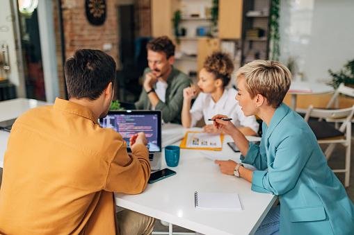 Estudantes de cursos ligados à tecnologia e computação podem participar do programa de estágio.