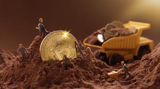 Já foram emitidos mais de 18 milhões do total de 21 milhões de bitcoins possíveis de serem emitidos. (Fonte: GettyImages/Reprodução)