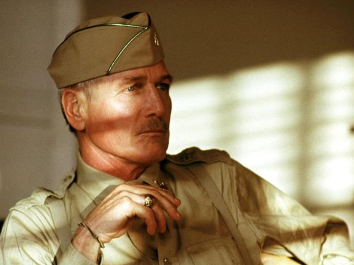 Paul Newman atua no filme como o General Leslie R. Groves.