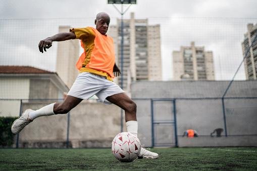 Seja uma caminhada, ou o futebol com os amigos o importante é se movimentar. 