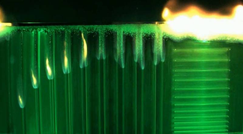 A imagem apresenta o pequeno acrílico utilizado para iniciar o fogo durante os testes; a NASA também já fez outros experimentos envolvendo fogo.