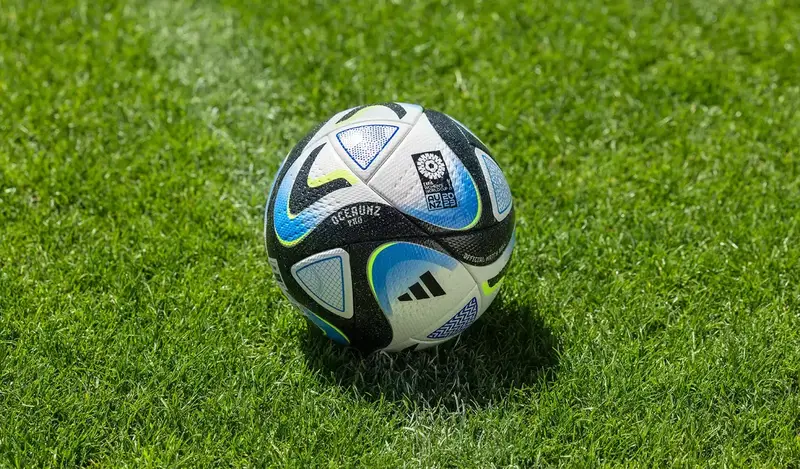 A bola da Copa do Mundo Feminina se chama Oceanuz e tem detalhes em homenagem aos países sede, Austrália e Nova Zelândia.