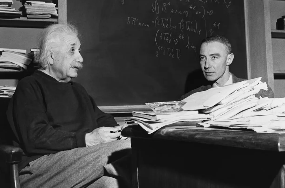 Albert Einstein e Oppenheimer. 