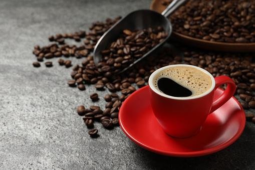 O estudo sugere que alguns compostos do café podem auxiliar no tratamento contra o Alzheimer.