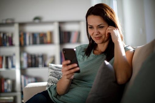 Muitas instituições financeiras vão negociar com seus clientes via aplicativo. (GettyImages/Reprodução)