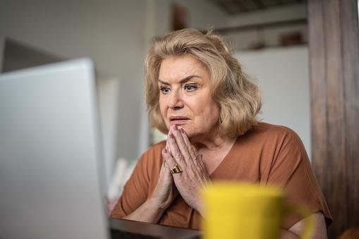 Embora modelos recentes não sejam mais compatíveis a DVDs, antigamente isso poderia ser um problema no Windows. (GettyImages/Reprodução)