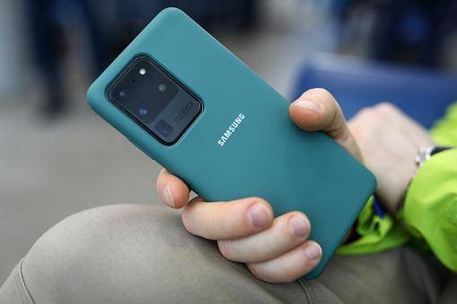 Com o Samsung One UI Home, você pode tornar as notificações mais discretas. Fonte: GettyImages.
