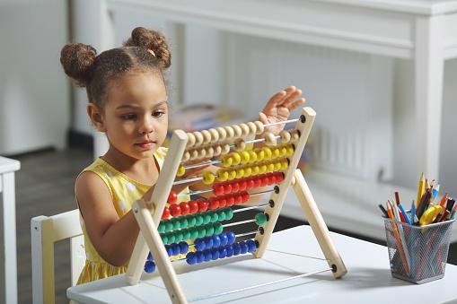 O ábaco é uma tecnologia antiga fundamental para o ensino da matemática. (Fonte: GettyImages)