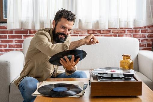 O saudosismo ainda mantém os toca discos na ativa até hoje. (Fonte: GettyImages)