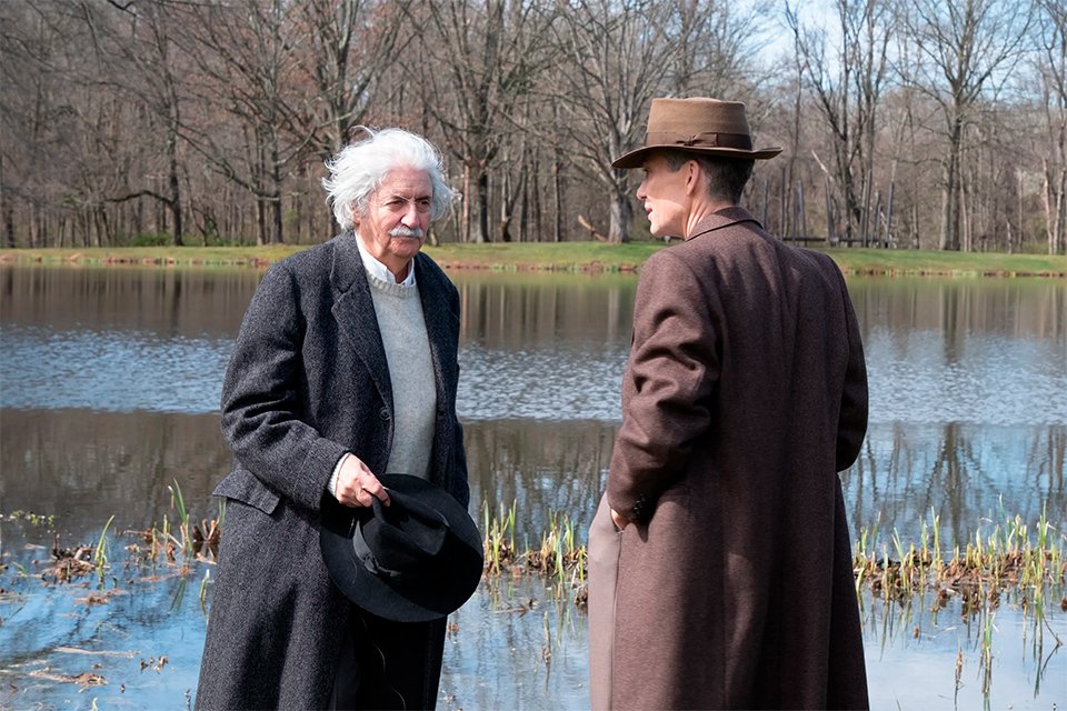 Tom Coti, como Albert Einstein, e Cillian Murphy, como J. Robert Oppenheimer.