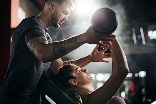 Diversas abordagens de treino podem ser adotadas visando hipertrofia muscular, sendo a orientação profissional fundamental