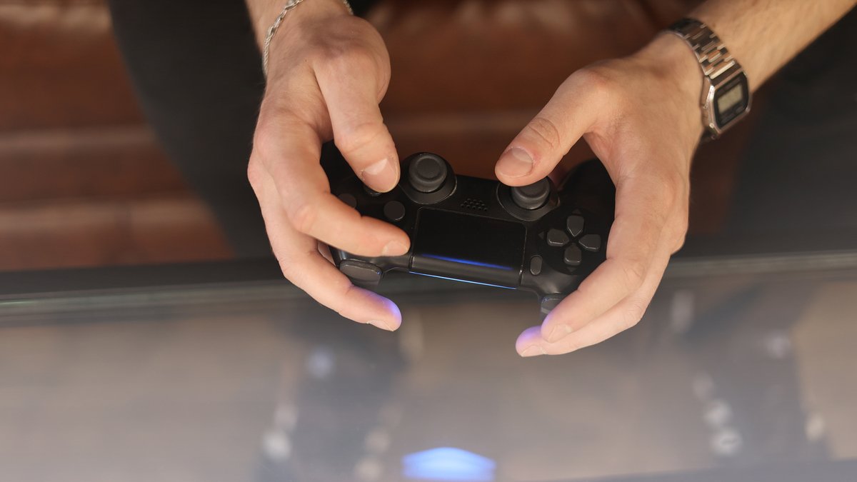 Conheça quais jogos são compatíveis com controles de PS4 e Xbox no