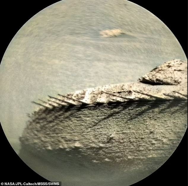 A imagem apresenta detalhes da formação rochosa marciana semelhante a uma espinha dorsal.