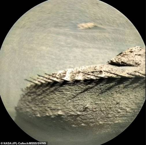 A imagem apresenta detalhes da formação rochosa marciana semelhante a uma espinha dorsal.