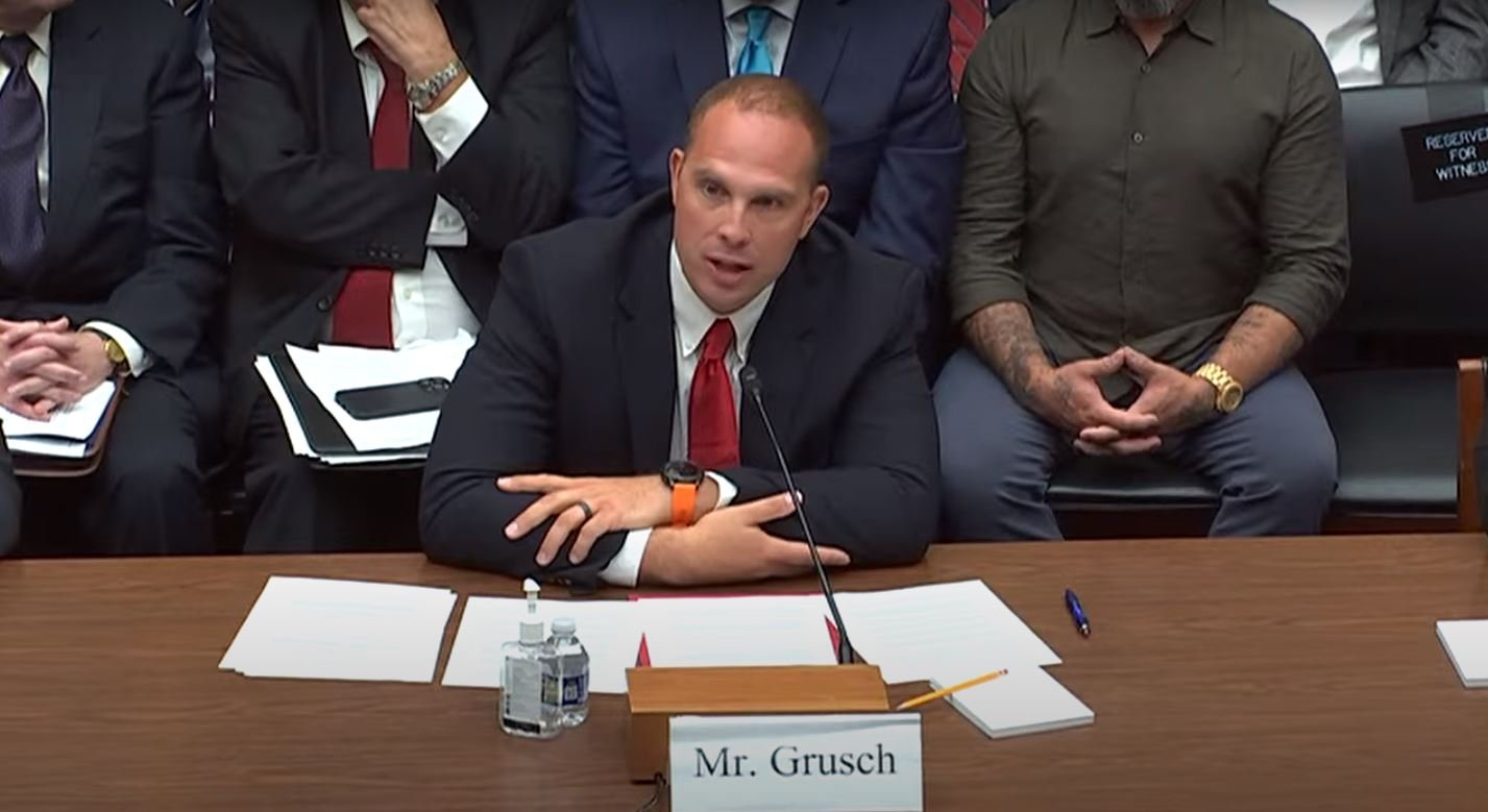 Grusch divulgou as informações ao Departamento de Defesa dos Estados Unidos em 2021. Em 2022 ele começou a conversar com o Congresso dos EUA, mas somente em junho de 2023 ele comentou publicamente sobre as informações.